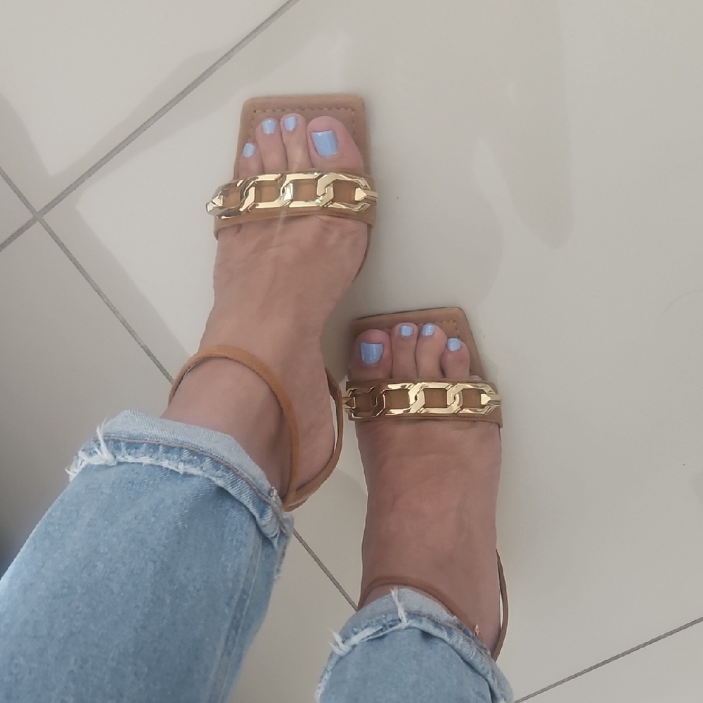 Good American Gold Tan Suede Sandals with Chic Design